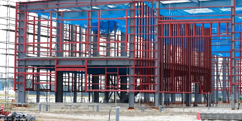 株式会社栄城社による商業施設の新築工事現場