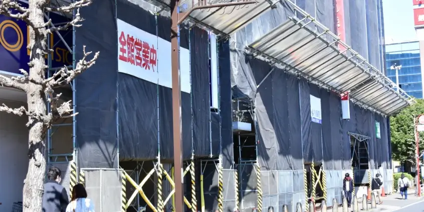 株式会社栄城社が手がける商業施設の外壁改修・防水工事の様子