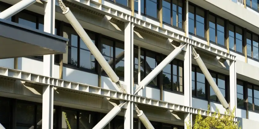 鉄骨ブレース等で外壁の耐震性を向上させた施設の改修事例