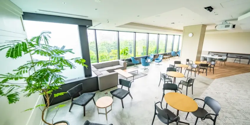 内装リニューアルにより整備された明るいフリースペース