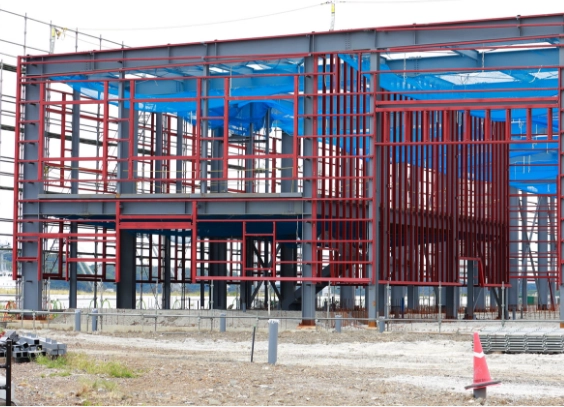 足場が組まれた建設中の商業施設の外観