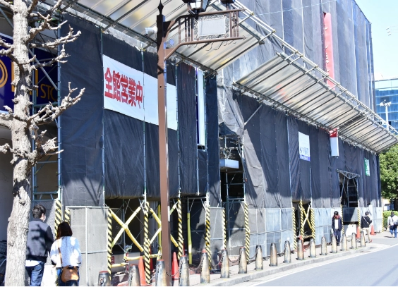 商業施設の外壁改修工事の施工風景