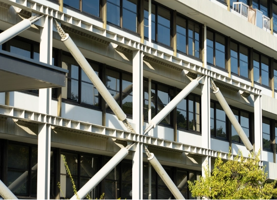 外壁に耐震補強を施した施設の施工事例